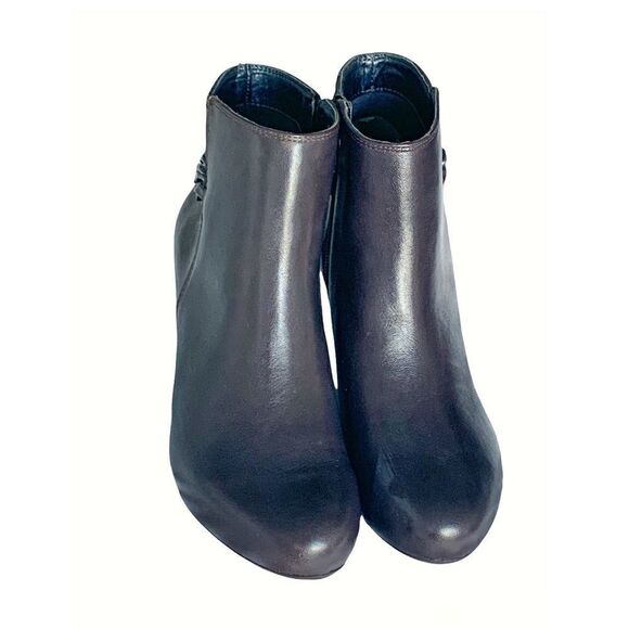 *NEW* Easy Spirit Brown Heeled Bootie w/ Chain Detail 6.5 M - Picture 2 of 6